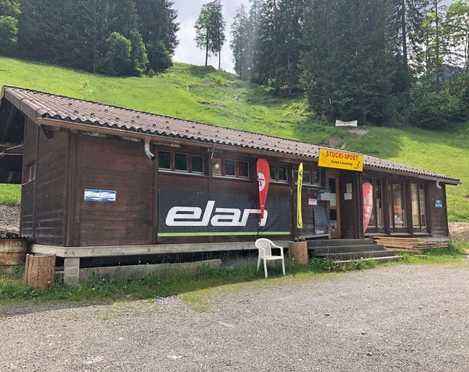 Le magasin de Stucki-Sport situé directement à la station inférieure des remontées mécaniques du Wiriehorn