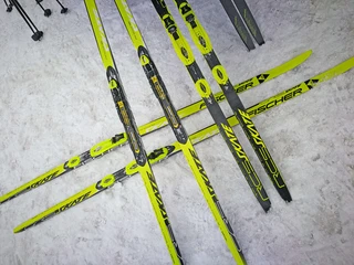 Die Langlaufskis bereit für ihren Einsatz Auf verschneitem Boden liegen gelbe Langlaufskis gekreuzt übereinanderYellow cross-country skis lie crossed over each other on the snow-covered groundSur un sol enneigé, des skis de fond jaunes sont croisés les uns sur les autres