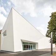 Leopold-Hoesch-Museum Düren Aachen Moderne, minimalistische Fassade des Leopold-Hoesch-Museums in Düren mit weißer, geometrischer Architektur.