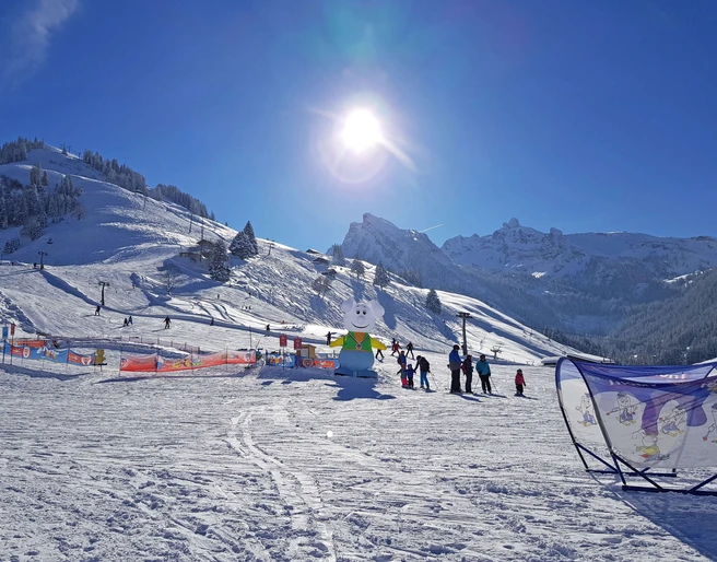 Begegne dem lustigen Schneehasen Snowli auf dem Schneespielplatz