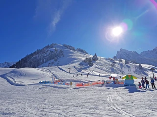Schneespielplatz Schlaraffenland und im Hintergrund der Kinderskilift Egg