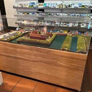 Schlossmodell Ein detailreiches Schlossmodell, geschützt von einer Plexiglasvitrine, steht in einem Informationszentrum.