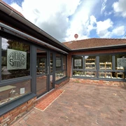 Töpferei Kirchlinteln Töpferei in einem Backsteingebäude mit großen Fenstern, die kreative Keramikstücke präsentieren.