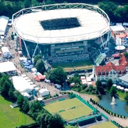 Gerry Weber Stadion in Halle Westfalen Luftaufnahme des Gerry Weber Stadions in Halle Westfalen, umgeben von Tennisplätzen und Grünflächen.