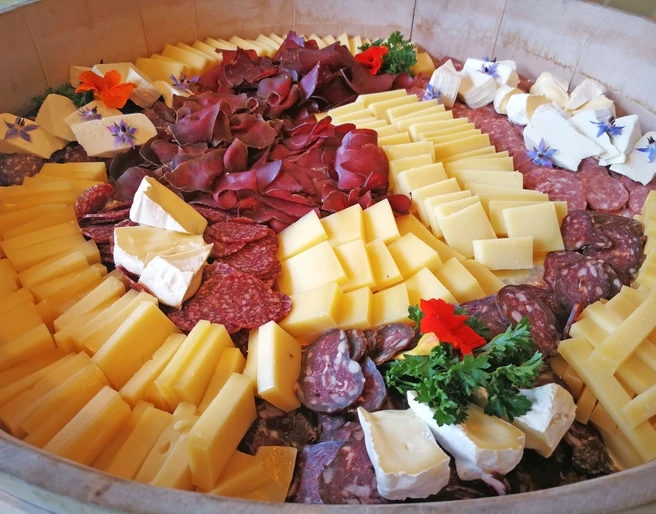 Plateau de viande et de fromages en provenance directe de l'alpage, arrangé avec amour