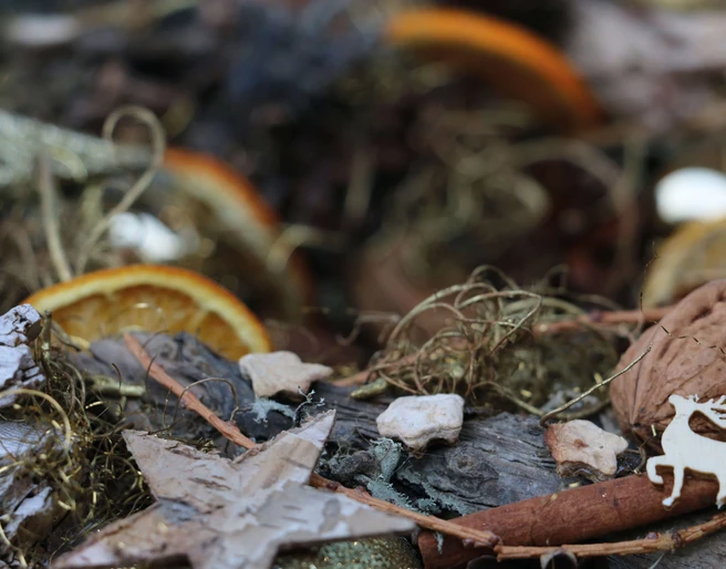 Verschiedene Auswahl von Adventskränzen und Weihnachtsdekoration