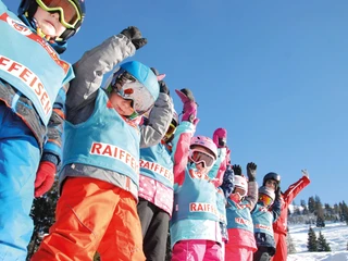 Grande joie des petits élèves de ski