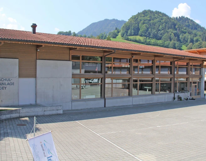 Grosszügige Turnhalle bei der Schulanlage Oey