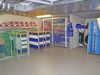 Gut ausgerüsteter Geräteraum für jede Sportart