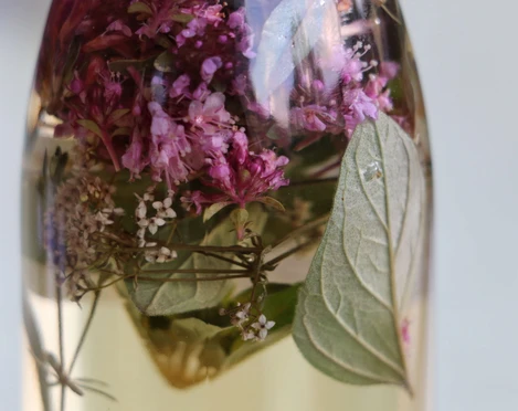Chaque vinaigre aux herbes fait maison a un goût unique