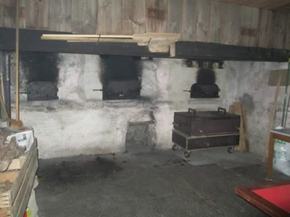 aeschi-ofenhaus-besichtigung-innenbereich-holzofen