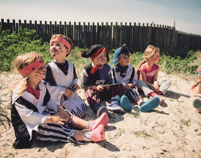 Kinder vor der Villa Kunterbunt