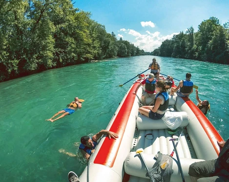 schlauchboot-aare-bootfahrt-outdoor-interlaken-sommer-thun-bern