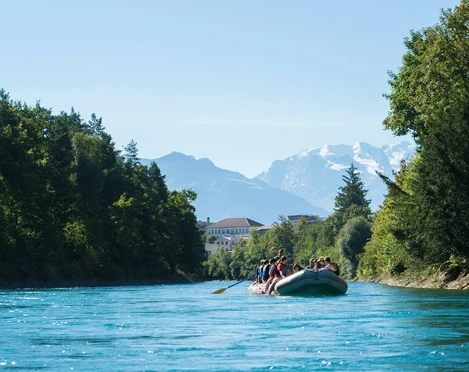 schlauchboot-aare-bootfahrt-fluss-outdoor-interlaken-sommer-thun-bern