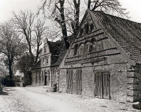 Materialienhaus und Nachbarhäuser