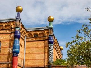 Die goldenen Kugeln leuchten in der Sonne - Hundertwasserbahnhof Der Künstler Hundertwasser gestaltete diesen Bahnhof
