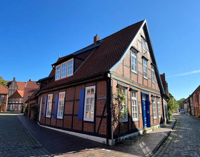 Wilhelm-Siebert-Haus Historisches Fachwerkhaus mit blauen Fensterläden unter blauem Himmel in einem alten Stadtviertel.