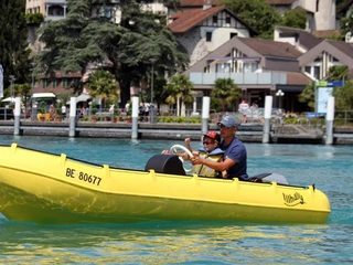 segelschule-thunersee-bucht-spiez-motorboot-sommer