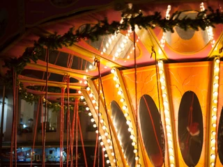 VeedelsAdvent on the Chlodwigplatz Leuchtendes nostalgisches Karussell mit dekorativen Lichtern und Tannengirlanden.Bright nostalgic carousel with decorative lights and fir garlands.