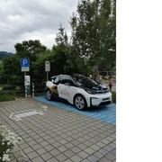 Parkplatz weiher e auto unkenntlich.png