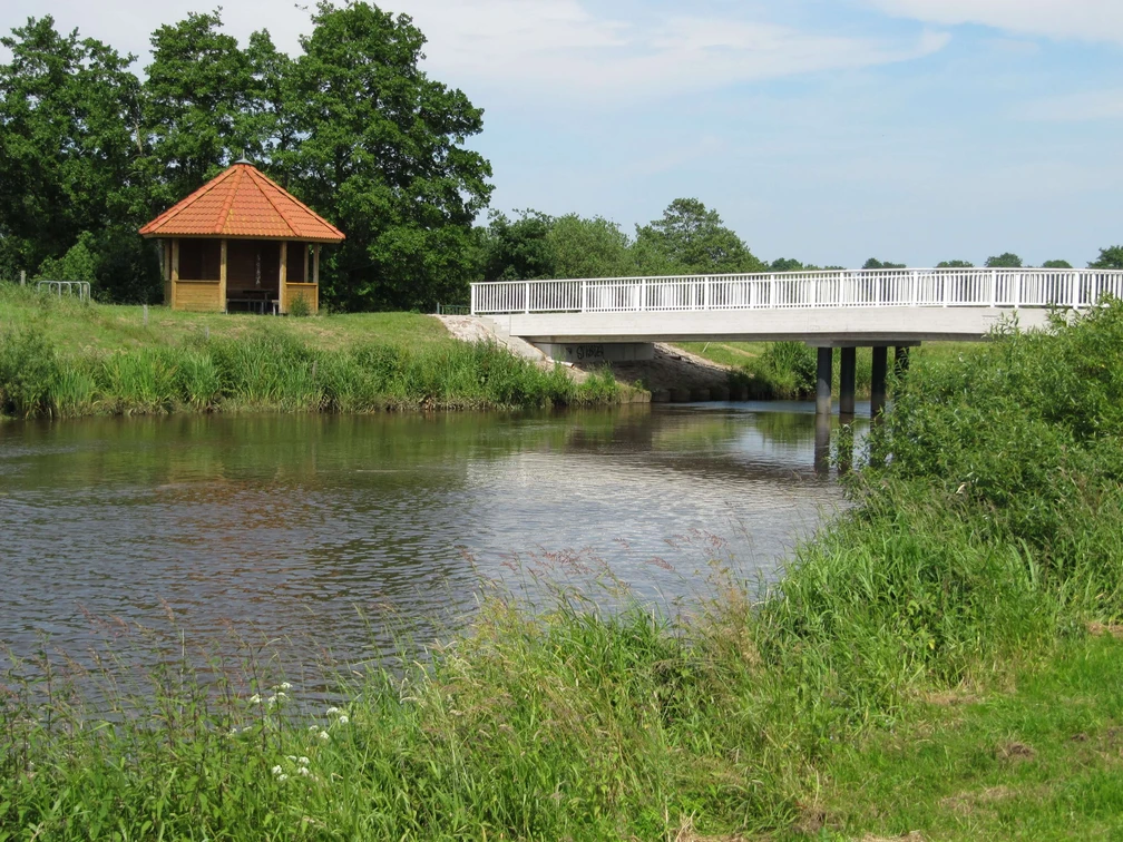 Rastplatz Bokeler Brücke Ruhiger Rastplatz an der Bokeler Brücke mit Blick auf das Aper Tief, umgeben von grünen Wiesen und einem kleinen Pavillon.