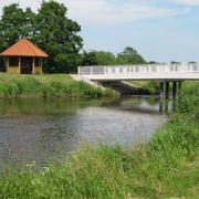 Rastplatz Bokeler Brücke Ruhiger Rastplatz an der Bokeler Brücke mit Blick auf das Aper Tief, umgeben von grünen Wiesen und einem kleinen Pavillon.