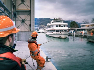 thun-bls-werftanlage-mitarbeiter-motorschiff-auswassern