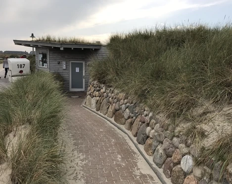 Toiletten am Strandübergang Sturmhaube