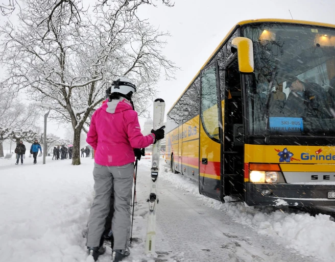interlaken-skibus-winter-hoeheweg-skifahrer-schnee