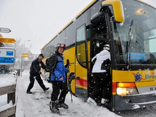 interlaken-skibus-winter-haltestelle-matten-einsteigen
