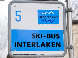 interlaken-skibus-winter-haltestelle-schild