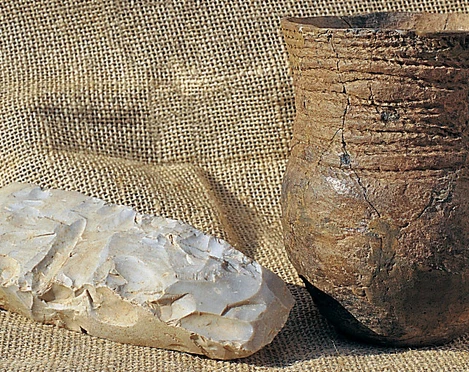 Schalenstein und Steingrab