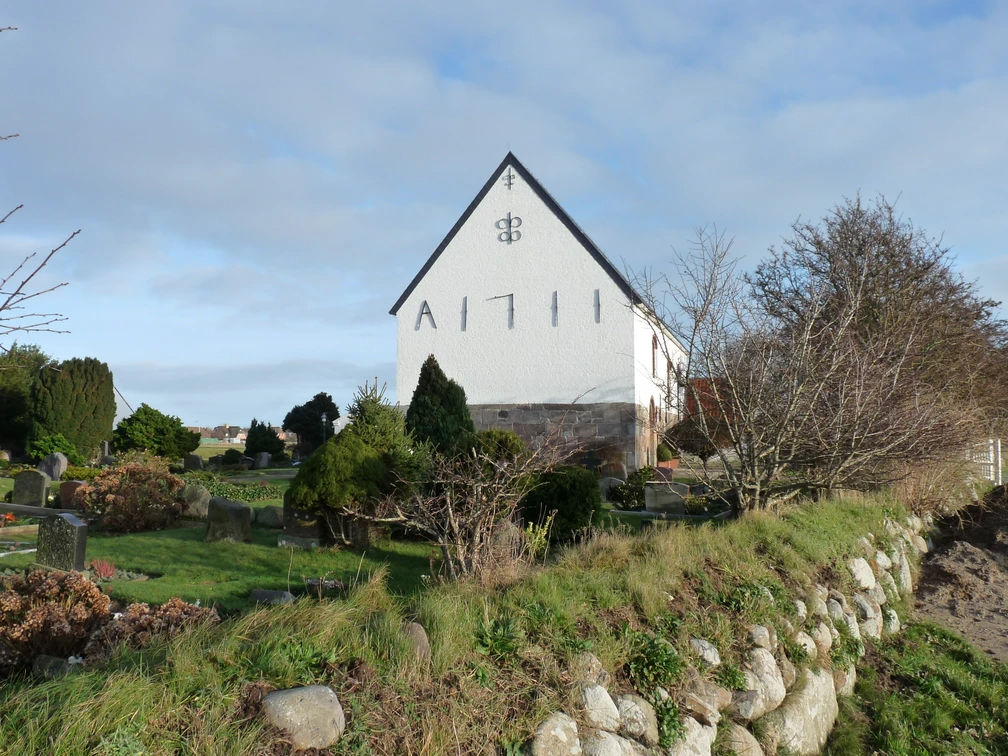 Morsumer Friedhof mit der Kirche St. Martin