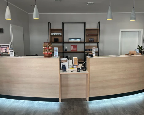 Touristinfo Fußgängerzone Ansicht der Touristinformation Fußgängerzone auf Wangerooge mit Informationsschaltern"View of the tourist information centre pedestrian zone on Wangerooge with information desks"Zicht op het toeristeninformatiecentrum voetgangerszone op Wangerooge met informatiebalies".Udsigt over turistinformationens gågade på Wangerooge med informationsskranker"