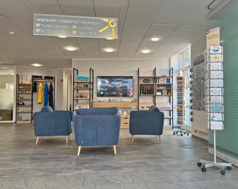 Touristinfo Zedeliusstraße Ansicht der Touristinformation Zedeliusstraße auf Wangerooge mit freundlichem EmpfangsbereichView of the Zedeliusstraße tourist information centre on Wangerooge with its friendly reception areaZicht op het toeristeninformatiecentrum aan de Zedeliusstraße op Wangerooge met zijn vriendelijke receptieUdsigt til turistinformationen i Zedeliusstraße på Wangerooge med dens venlige reception