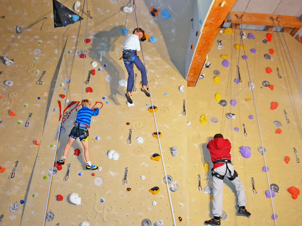 diemtigtal-wiriehorn-kletterhalle-kinder-klettern