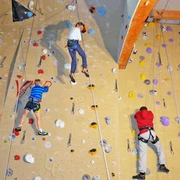 diemtigtal-wiriehorn-kletterhalle-kinder-klettern