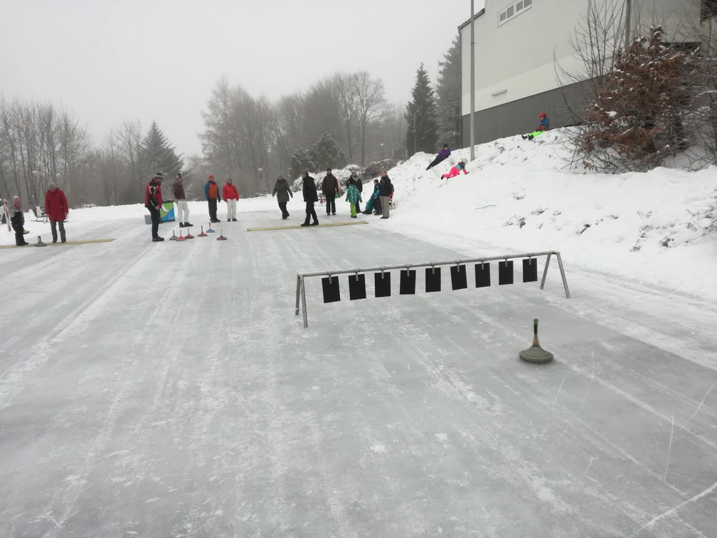 Eisstockschießen auf Natureisfläche