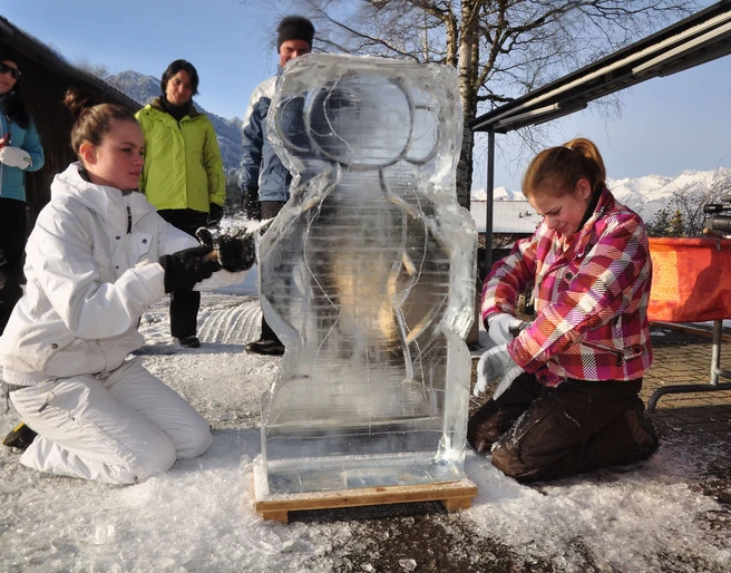 Du doigté pour sculpter une sculpture de glace