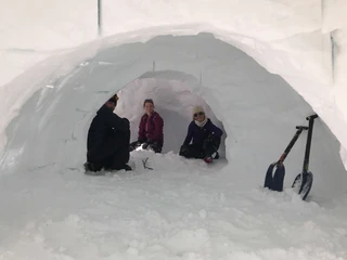 Pause bien méritée dans l'igloo que nous avons construit nous-mêmes