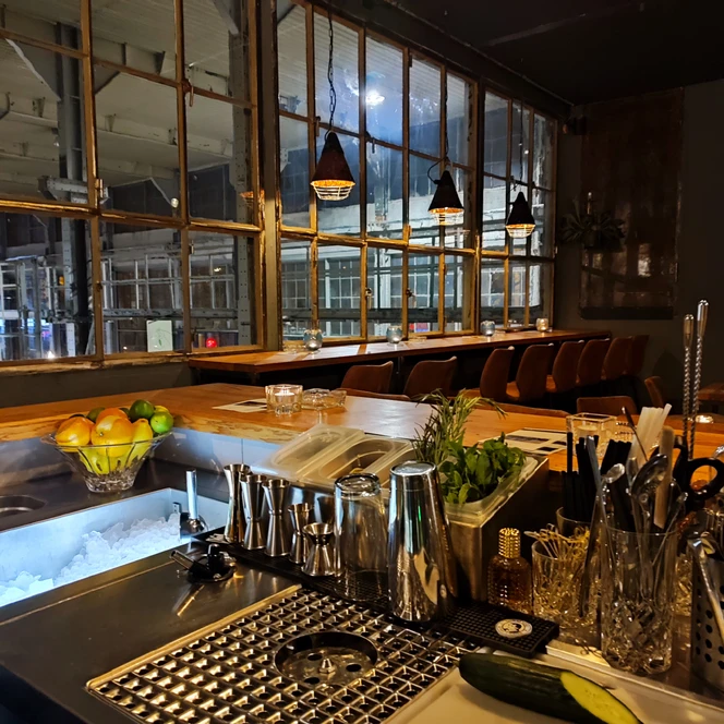 Stallwache-Westwerk_Bar-Tresen-Getränke-Cocktails_Stallwache_Leipzig-travel.jpg