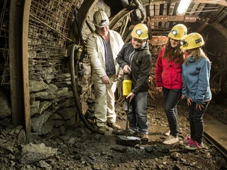 Rabensteiner Stollen Kinder mit Presslufthammer