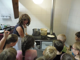 Auf historischen Kohleherden nach historischen Rezepten Kochen, ein Spaß für alle Kinder im Schraube- Museum