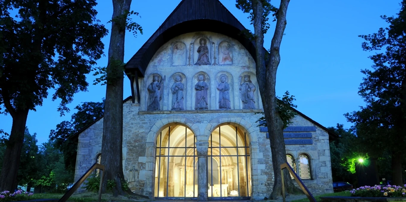 Die_noch_erhaltene_Vorhalle_des_Goslarer_Doms_-_Foto_GOSLAR_marketing_gmbh.jpg