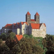 Schlossmuseum-mit-Stiftskirche