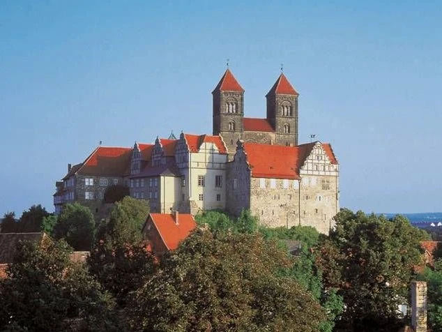 Schlossmuseum-mit-Stiftskirche