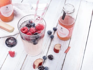Kern & Stein Beeren-Bowle und Rhabarber-Sirup - Regionale Produkte aus Leipzig Foto einer erfrischenden Beeren-Schorle aus Rhabarber-Sirup aus der Kern & Stein Manufaktur in Gohlis, Regionale Produkte aus LeipzigPhoto of a refreshing sparkling berry water made with rhubarb syrup from the Kern & Stein artisan fruit processors in Gohlis, regional products from Leipzig