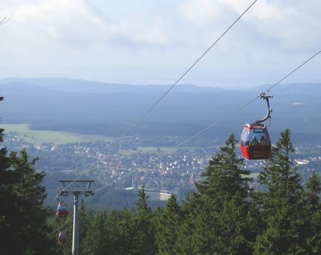 Die Wurmbergseilbahn mit Braunlage im Hintergrund