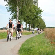 Gruppe auf Feldweg