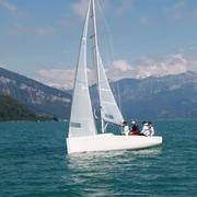 thunersee-sommer-segeln-berge-sailbox